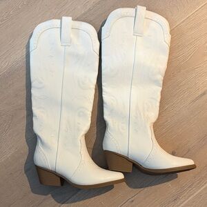 NWT Sugar White Heeled Western Boots